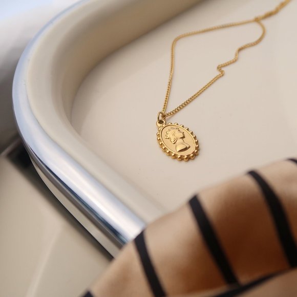 NEW 18K Gold Plated Oval Coin Queen Elizabeth Figure Pendant Necklace - Picture 7 of 10